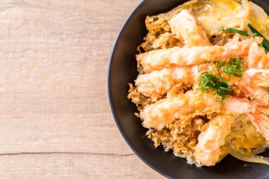 kızarmış karides tempura üzerinde beyaz surat - Japon yemekleri stil tepesinde