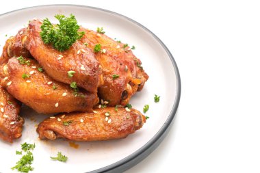 pişmiş Barbekü tavuk kanadı ile Beyaz Susam beyaz arka plan üzerinde izole