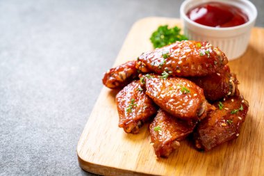 Beyaz susamlı ızgara tavuk kanadı.