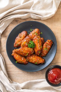 Beyaz susamlı ızgara tavuk kanadı.