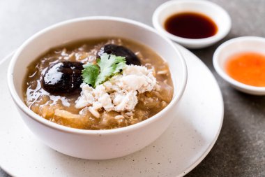 Yengeç kase kırmızı et suyu çorbası kızarmış balık Maw