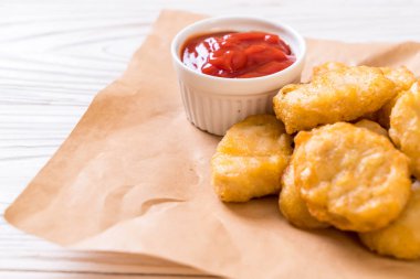 Soslu tavuk nugget, sağlıksız yemek.