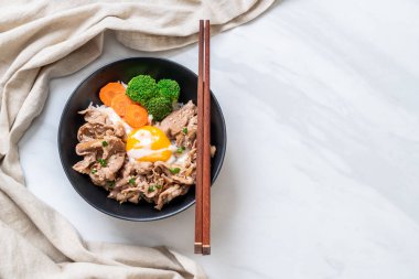 Donburi, domuz eti Pilav kasesi onsen yumurta ve sebze - Japon gıda tarzı