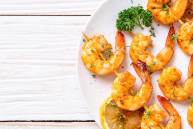 Limon - deniz ürünleri tarzı ile ızgara kaplan karides şiş