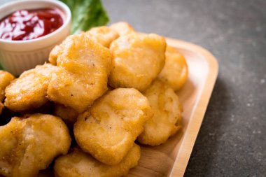 Soslu tavuk nugget, sağlıksız yemek.