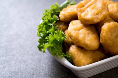 Soslu tavuk nugget, sağlıksız yemek.