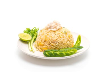 Beyaz arka plan üzerinde izole Yengeç kızarmış pilav