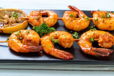 Limon - deniz ürünleri tarzı ile ızgara kaplan karides şiş