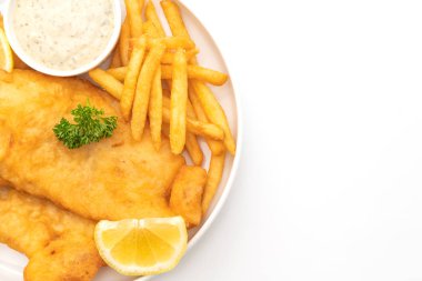 Balık ve cips beyaz arka plan üzerinde izole patates kızartması ile