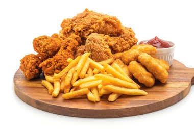 Beyaz arka plan üzerinde izole kızarmış tavuk patates kızartması ve nuggets yemek (abur cubur ve sağlıksız yiyecek)