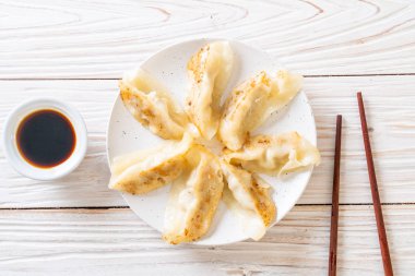 Japon gyoza 'sı ya da soya soslu hamur tatlısı.