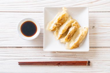 Japon gyoza 'sı ya da soya soslu hamur tatlısı.