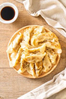 Japon gyoza 'sı ya da soya soslu hamur tatlısı.