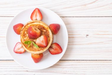 taze çilek ile sufle gözleme