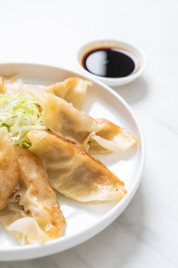 Japon gyoza 'sı ya da soya soslu hamur tatlısı.