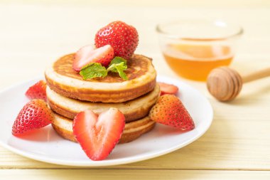 taze çilek ile sufle gözleme