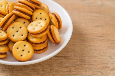 Hindistan cevizli bisküvi ve ananas reçeli.