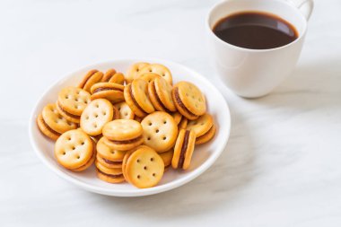 Hindistan cevizli bisküvi ve ananas reçeli.