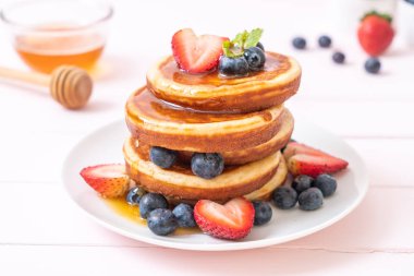 taze yaban mersini, taze çilek ve bal ile sufle gözleme