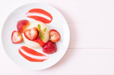 taze çilek - sağlıklı yemek ve tatlı ile yoğurt puding