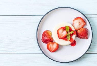 taze çilek - sağlıklı yemek ve tatlı ile yoğurt puding