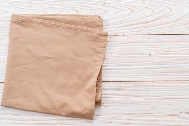 ahşap arka plan üzerinde mutfak bezi (peçete)