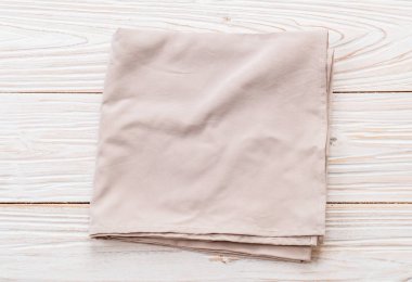 ahşap arka plan üzerinde mutfak bezi (peçete)