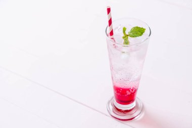 ahşap masa buzlu çilekli soda