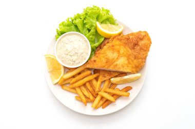 Beyaz arkaplanda balık ve cips izole