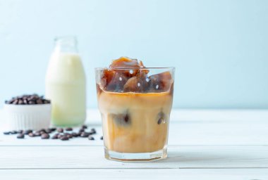 ahşap masa üzerinde sütlü kahve buz küpleri