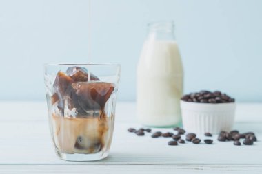 ahşap masa üzerinde sütlü kahve buz küpleri