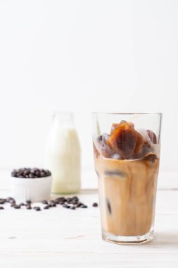 ahşap masa üzerinde sütlü kahve buz küpleri