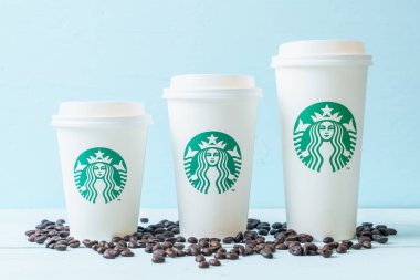 Bangkok, Tayland - 5 Haziran 2018: Beyaz kahve fincanı Starbucks logosu üzerinde tahta arka plan ile. Starbucks dünyanın en büyük kahve evi 61 ülke içinde 20.000'den fazla mağaza ile mi.
