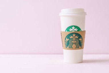 Bangkok, Tayland - 5 Haziran 2018: Beyaz kahve fincanı Starbucks logosu üzerinde tahta arka plan ile. Starbucks dünyanın en büyük kahve evi 61 ülke içinde 20.000'den fazla mağaza ile mi.