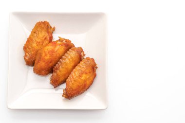 Beyaz arka plan üzerinde izole Barbekü tavuk kanadı