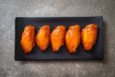 Barbekü tavuk kanadı sosu ile