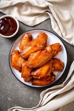 Barbekü tavuk kanadı sosu ile