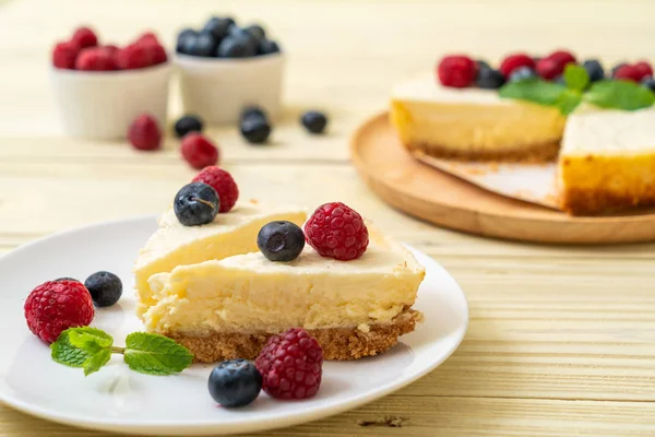 Ev yapımı cheesecake taze ahududu ve yaban mersini ile