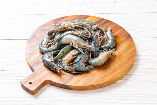 kesme tahtası üzerinde taze mavi karides