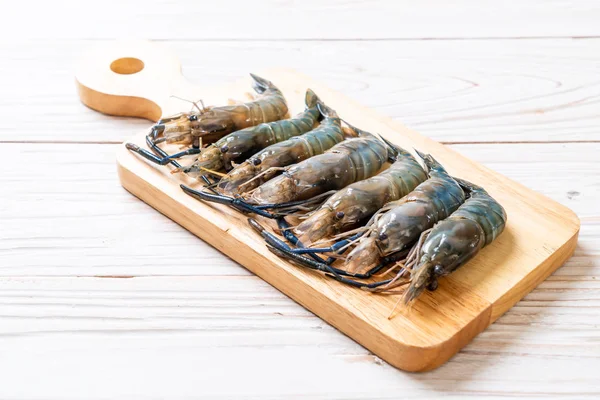 kesme tahtası üzerinde taze mavi karides