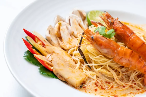 Baharatlı karides spagetti makarna (Tom Yum Goong) - İtalyan Füzyon gıda tarzı