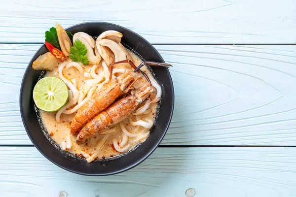Baharatlı karides udon ramen noodle (Tom Yum Goong) - Japon füzyon gıda tarzı