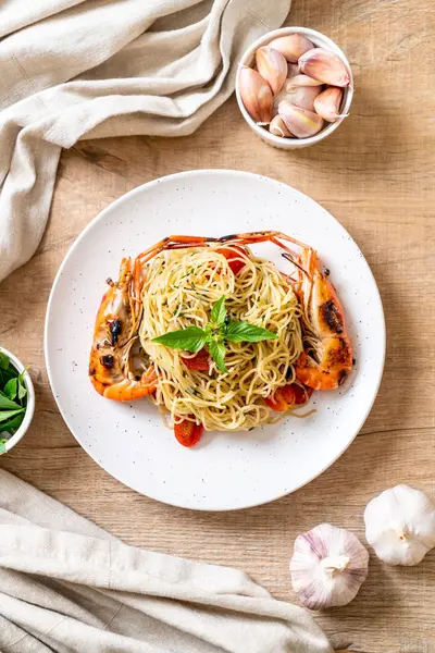 ızgara karides ve domates - İtalyan Füzyon gıda tarzı ile tavada kızartılmış spagetti