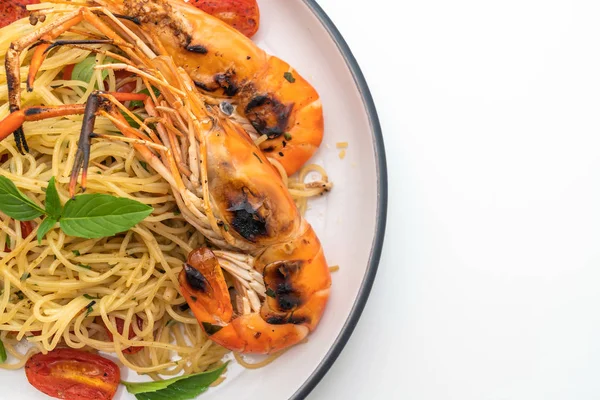 ızgara karides ve beyaz arka plan üzerinde izole domates ile tavada kızartılmış spagetti