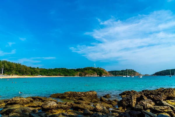 Güzel tropikal plaj ve deniz - tatil tatil kavramı