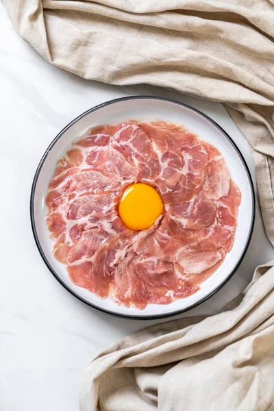 taze dilimlenmiş domuz ham yumurta pişirme veya shabu shabu ve sukiyaki yapma ile