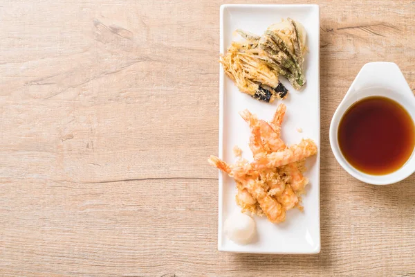 karides tempura (hırpalanmış kızarmış karides) sebze - Japon gıda tarzı