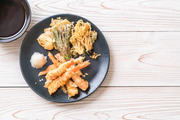 karides tempura (hırpalanmış kızarmış karides) sebze - Japon gıda tarzı