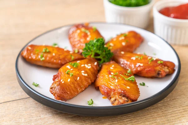 Beyaz susamlı ızgara tavuk kanadı.