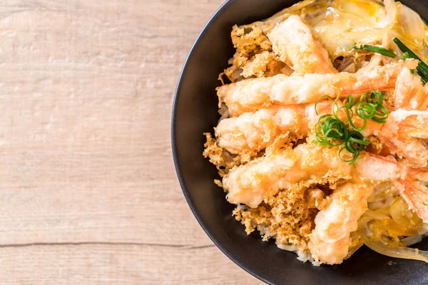kızarmış karides tempura üzerinde beyaz surat - Japon yemekleri stil tepesinde